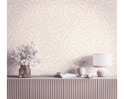 Vliesbehang met botanisch bladmotief in een lichte, moderne kamer boven een dressoir met verticale groeven.