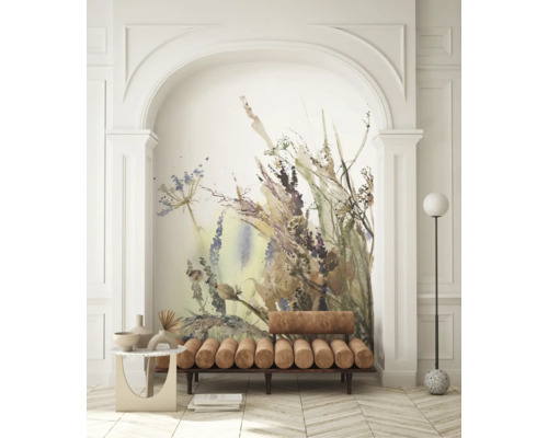 Fotobehang met aquarel bloemenmotief in een nis met een bruine gestoffeerde bank en een vloerlamp.