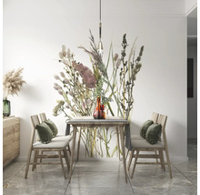 Moderne lichte eetkamer met botanisch fotobehang in aquarelstijl, houten tafel en gevoerde stoelen.