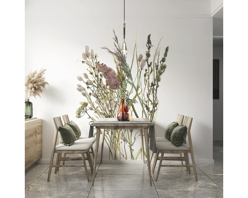 Moderne lichte eetkamer met botanisch fotobehang in aquarelstijl, houten tafel en gevoerde stoelen.