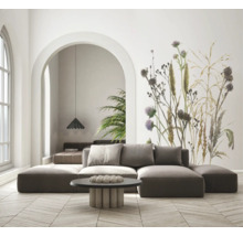 Moderne woonkamer met modulaire bank en een groot fotobehang met botanisch motief van wilde bloemen. Lichte ruimte met houten parketvloer.
