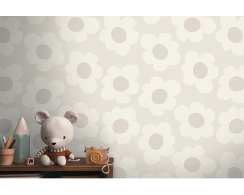 Behang met groot bloemenpatroon in een kinderkamer achter een plank met een knuffel en houten speelgoed.