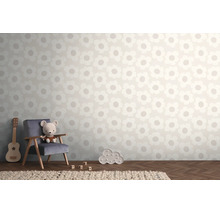 Lichte kinderkamer met vliesbehang met bloemenpatroon, fauteuil met knuffelbeest, kleine gitaar en wolkenlamp op visgraatparket.