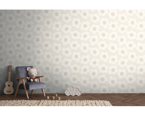 Lichte kinderkamer met vliesbehang met bloemenpatroon, fauteuil met knuffelbeest, kleine gitaar en wolkenlamp op visgraatparket.