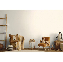 Lichte kinderkamer met behang met patroon, rotan stoelen, houten speelgoed en knuffels in een natuurlijke stijl.