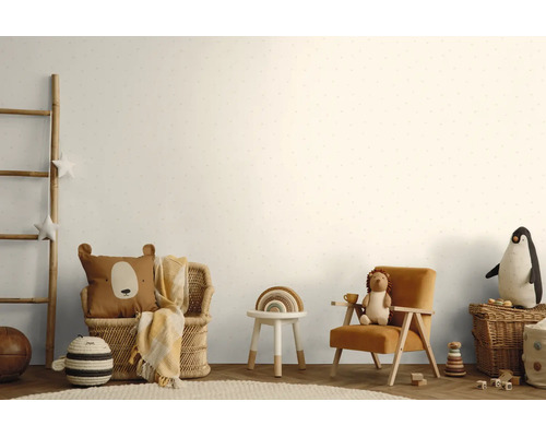 Lichte kinderkamer met behang met patroon, rotan stoelen, houten speelgoed en knuffels in een natuurlijke stijl.