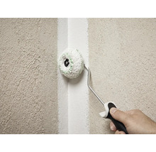 Hoekroller wordt gebruikt om een binnenhoek op een gestructureerde muur te schilderen.