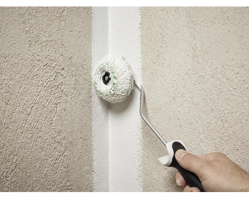 Hoekroller wordt gebruikt om een binnenhoek op een gestructureerde muur te schilderen.