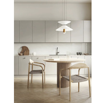 Moderne, lichte keuken met lichtgrijze kasten, een ronde houten eettafel, twee stoelen met gevlochten zitting en een hanglamp.