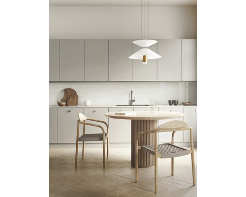 Moderne, lichte keuken met lichtgrijze kasten, een ronde houten eettafel, twee stoelen met gevlochten zitting en een hanglamp.