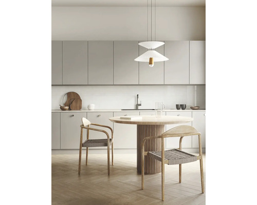 Moderne lichte keuken met ronde houten tafel, twee houten stoelen met gevlochten zitting en een dubbel geplooide hanglamp voor grijze kasten.