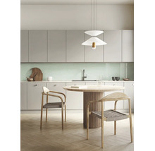 Moderne keuken met lichtgrijze kasten, mintgroene achterwand, ronde houten tafel en gevlochten stoelen onder een witte hanglamp.