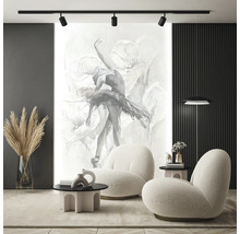 Moderne woonkamer met groot fotobehang van een ballerina, twee witte bouclé fauteuils, railverlichting en decoratieve vaas met pampasgras.