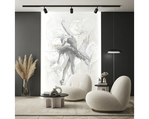 Moderne woonkamer met groot fotobehang van een ballerina, twee witte bouclé fauteuils, railverlichting en decoratieve vaas met pampasgras.