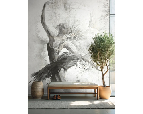 Fotobehang met ballerina-motief in een lichte kamer met houten bank en een plant in pot.