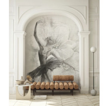 Fotobehang met een ballerina en een grote bloem in een lichte, elegante kamer met een klassieke boog en een moderne bank.