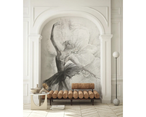 Fotobehang met een ballerina en een grote bloem in een lichte, elegante kamer met een klassieke boog en een moderne bank.