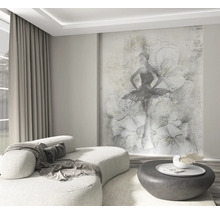 Fotobehang met een ballerina voor grote bloemen in een moderne, lichte woonkamer met een gebogen bank en een ronde salontafel.