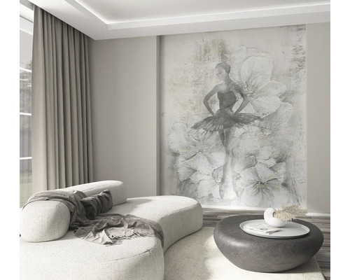 Fotobehang met een ballerina voor grote bloemen in een moderne, lichte woonkamer met een gebogen bank en een ronde salontafel.