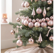 Kerstboom versierd met roze kerstballen, kegels en strikken en een warmwit LED-lichtsnoer.