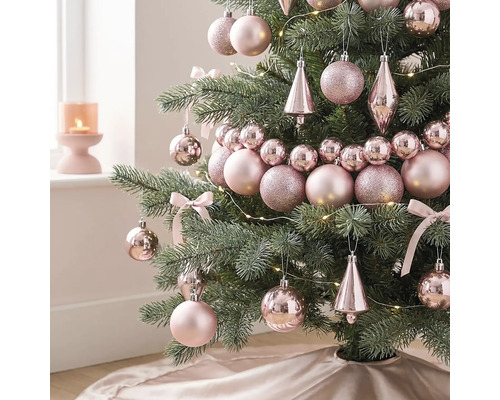 Kerstboom versierd met roze kerstballen, kegels en strikken en een warmwit LED-lichtsnoer.
