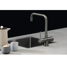 Moderne Selsiuz keukenmengkraan met hoge U-uitloop en eenhendelbediening bij een spoelbak in een minimalistisch ingerichte keuken.