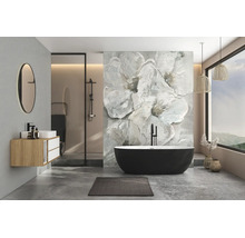 Moderne, lichte badkamer met vrijstaand bad, fotobehang met bloemen, houten wastafelmeubel, ronde spiegel en inloopdouche.
