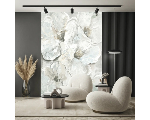 Moderne woonkamer met groot bloemenbehang in olieverfstijl, twee crèmewitte fauteuils, een salontafel en plafondspots.