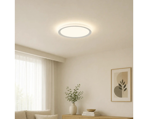 Platte, ronde LED-plafondlamp in een lichte, minimalistische woonkamer met houten meubels en decoratie.