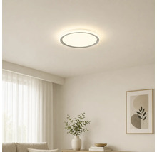Ronde LED-plafondlamp in een lichte, modern ingerichte woonkamer met een minimalistisch design.