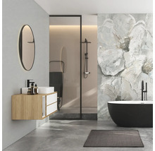 Ruime, moderne badkamer met een vrijstaand zwart bad, een houten wastafelmeubel met witte kom, een ovale spiegel en een inloopdouche.