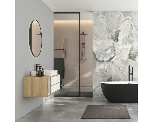 Ruime, moderne badkamer met een vrijstaand zwart bad, een houten wastafelmeubel met witte kom, een ovale spiegel en een inloopdouche.