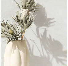 Kunstmatige Protea-plant met puntige bladeren in een moderne keramieken vaas.