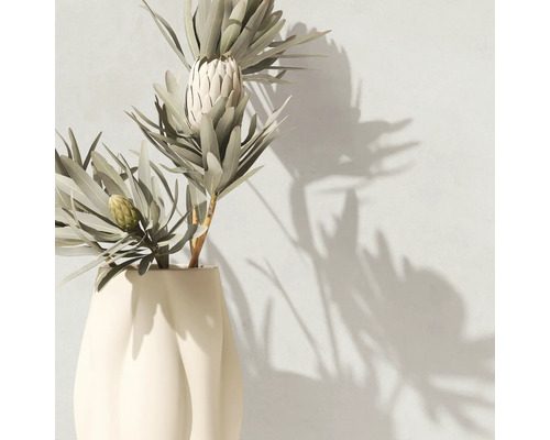 Kunstmatige Protea-plant met puntige bladeren in een moderne keramieken vaas.
