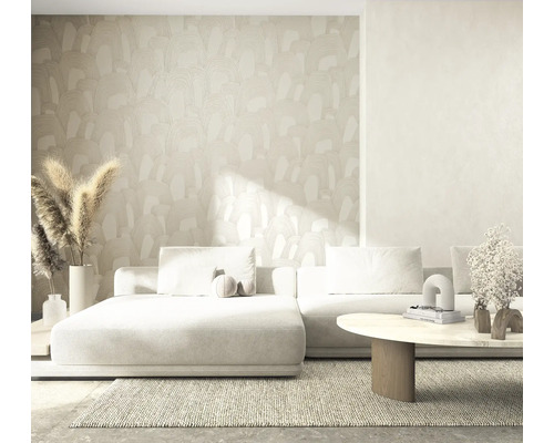 Moderne woonkamer met abstract fotobehang in beige, lichte bank, houten salontafel en vloerkleed met structuur.