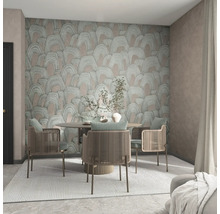 Moderne eetkamer met vliesbehang met boogpatroon, ronde tafel, vier stoelen met vlechtwerk en een lichtgrijs tapijt.