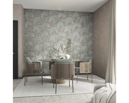 Moderne eetkamer met vliesbehang met boogpatroon, ronde tafel, vier stoelen met vlechtwerk en een lichtgrijs tapijt.