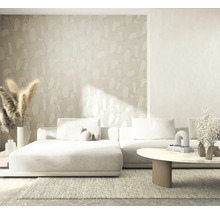 Moderne woonkamer met abstract fotobehang in beige, lichte bank, houten salontafel en vloerkleed met structuur.