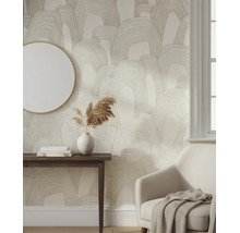 Vliesbehang met abstract boogpatroon in een modern ingerichte kamer met houten console, spiegel en fauteuil.