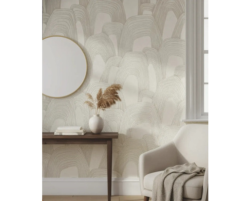 Vliesbehang met abstract boogpatroon in een modern ingerichte kamer met houten console, spiegel en fauteuil.