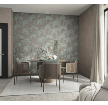 Moderne eetkamer met behang met boogpatroon, een ronde tafel en stoelen met rugleuning van koord op een gestructureerd vloerkleed.