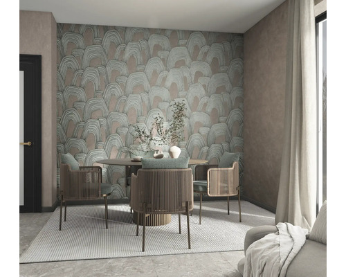 Moderne eetkamer met behang met boogpatroon, een ronde tafel en stoelen met rugleuning van koord op een gestructureerd vloerkleed.