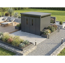 Modern metalen tuinhuis met dubbele deur en plat dak in een georganiseerde tuin met stenen terras en houten vlonder.