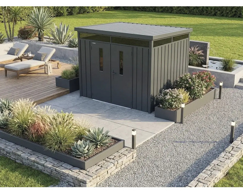 Modern metalen tuinhuis met dubbele deur en plat dak in een georganiseerde tuin met stenen terras en houten vlonder.