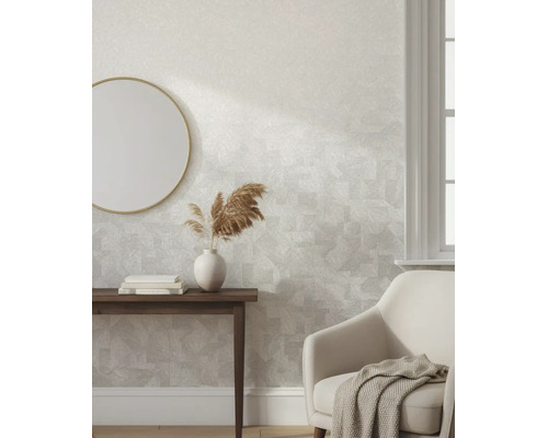 Vliesbehang met subtiel geometrisch patroon in een lichte, modern ingerichte woonkamer met houten tafel, spiegel en fauteuil.
