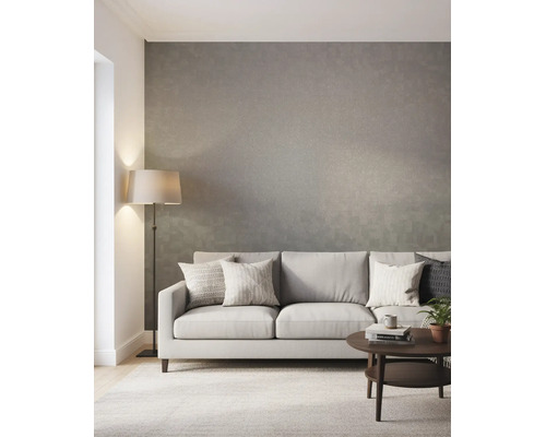Lichte, moderne woonkamer met behang met textuur, stoffen bank met kussens, vloerlamp en ronde salontafel op een tapijt.