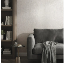 Behang met textuur in een moderne woonkamer met een grijze bank, een marmeren bijzettafel en een houten boekenkast.