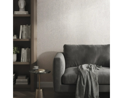 Behang met textuur in een moderne woonkamer met een grijze bank, een marmeren bijzettafel en een houten boekenkast.
