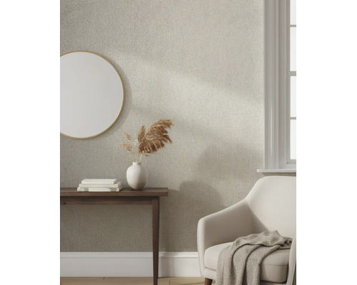 Gestructureerd vliesbehang met een fijn visgraatmotief in een lichte woonkamer met consoletafel, spiegel en fauteuil.