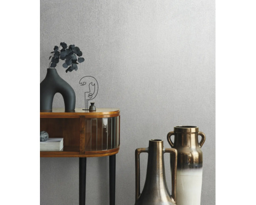 Behang met textuur in een lichte kamer met een houten dressoir en decoratieve vazen.